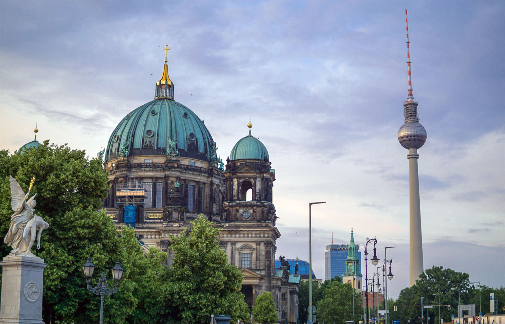 Berliner Dom et la tour de la télé de Berlin