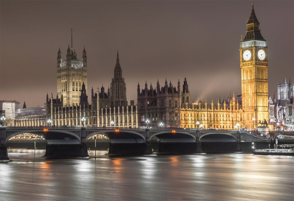 Big Ben, la Tamise et le Parlement par une froide nuit d'hiver
