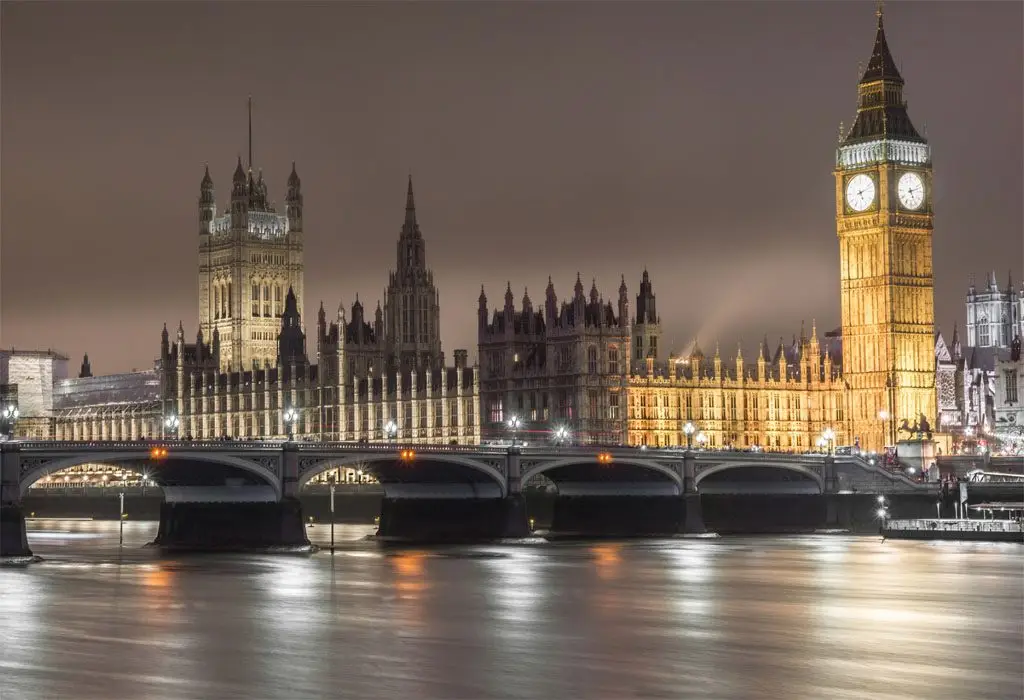 Big Ben et le parlement éclairé de nuit à Londres