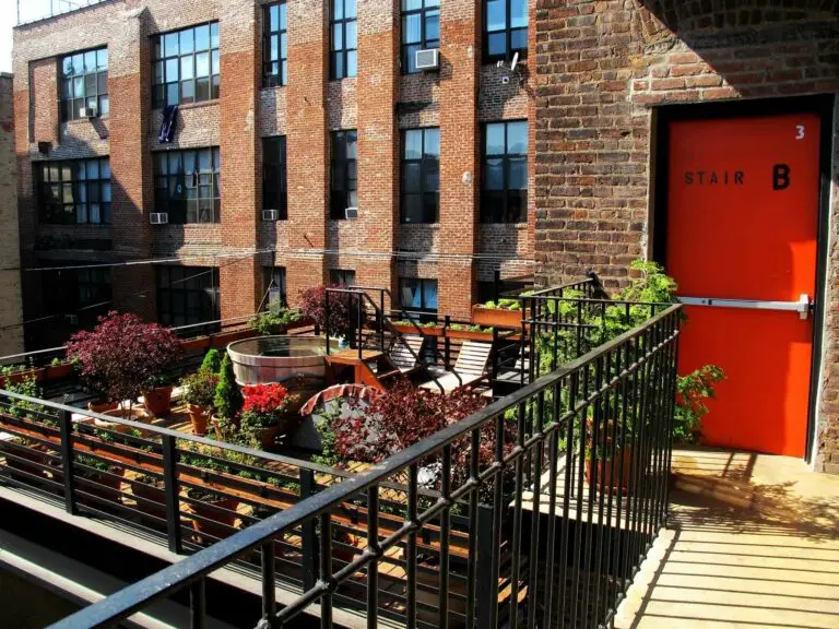 Terrasse d'une auberge de jeunesse à New York