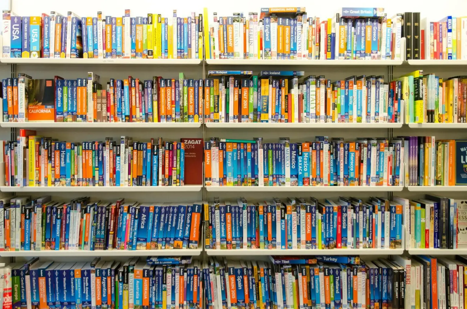 étagères avec des livres Guides de voyage