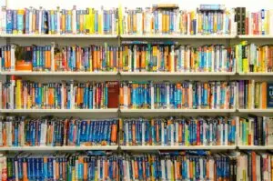 étagères avec des livres Guides de voyage