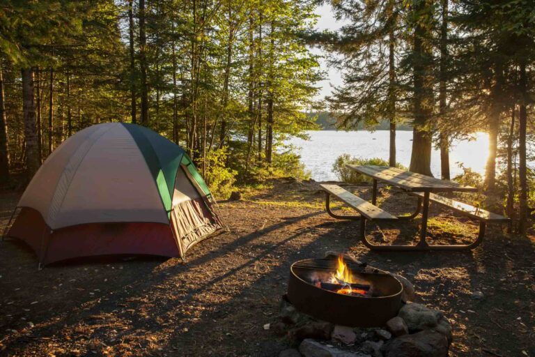 Tente et table de camping a côté d'un lac