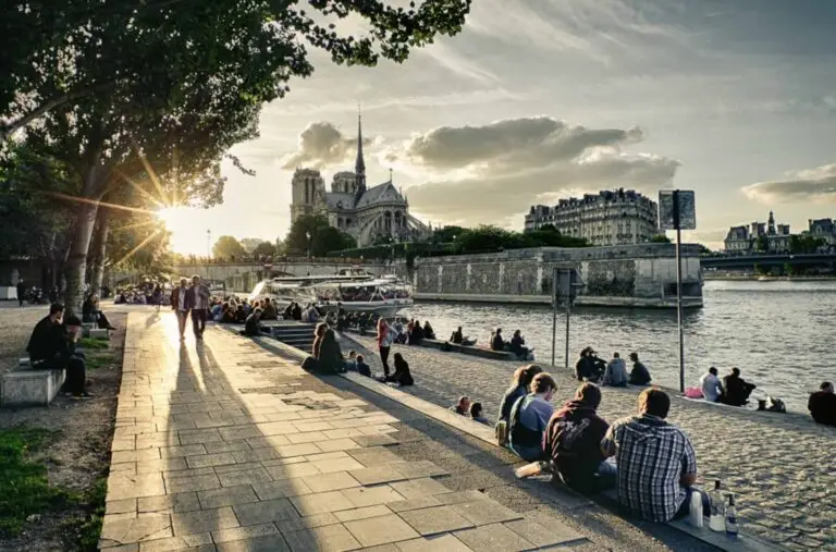 des groupes font un pique nique sur les bord de la Seine à Paris
