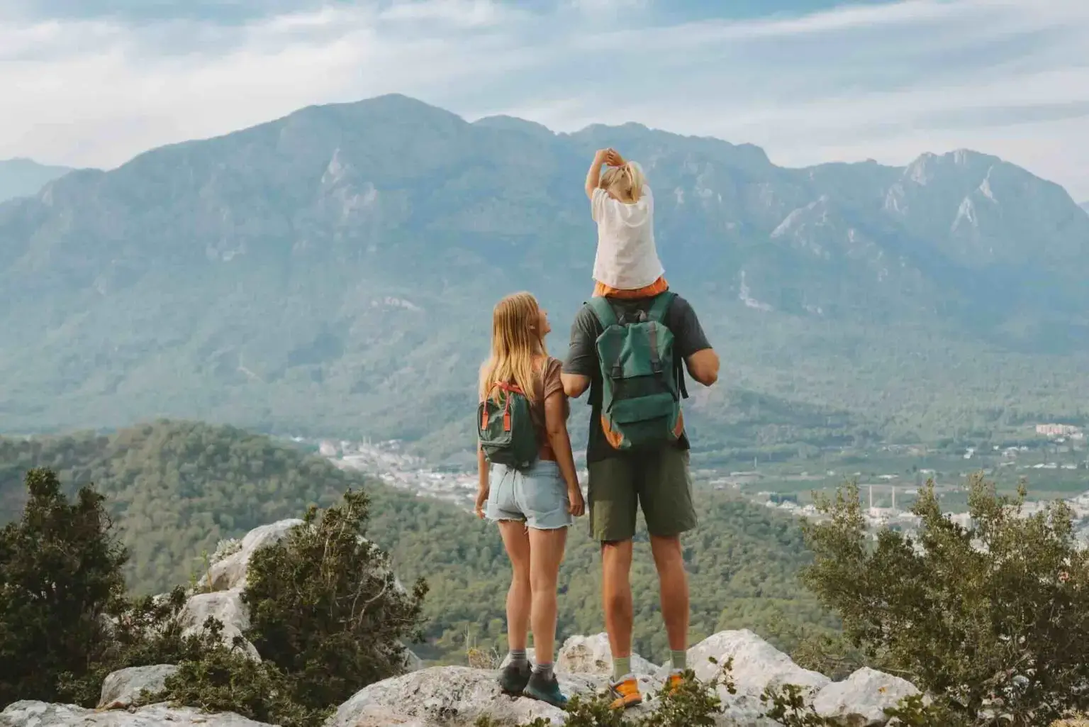 Famille en haut d'une montagne après une randonnée