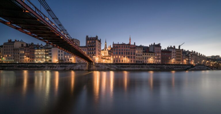 Vue du Vieux Lyon avec un pont au dessus de la Saône à la tombée de la nuit