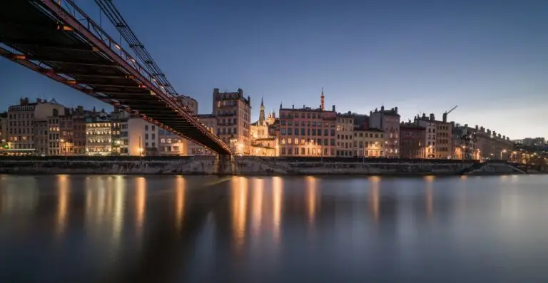Vue du Vieux Lyon avec un pont au dessus de la Saône à la tombée de la nuit