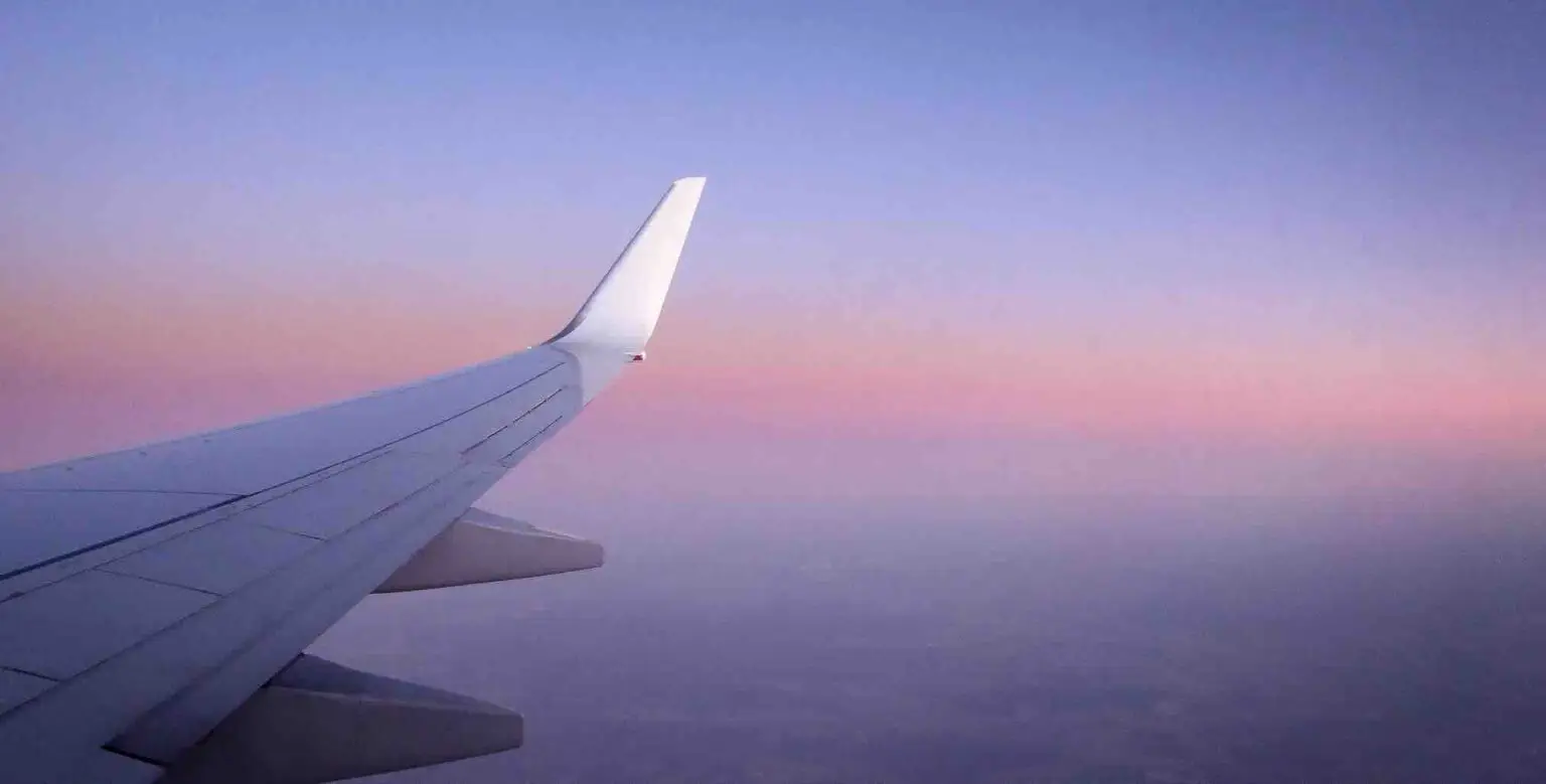 aile d'avion dans le ciel