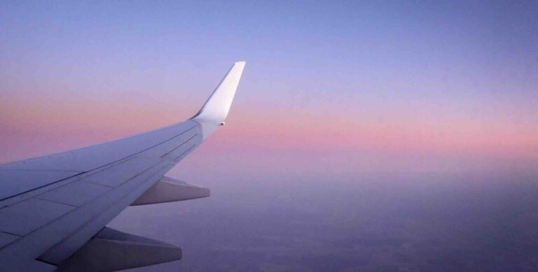 aile d'avion dans le ciel