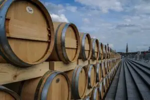 mur de barriques de vins pour une activité oenologique à Bordeaux
