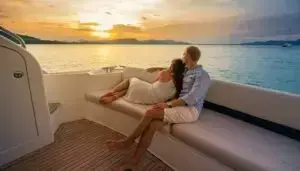 Vacances romantiques, un couple s'enlace devant un coucher de soleil dans une croisière de luxe