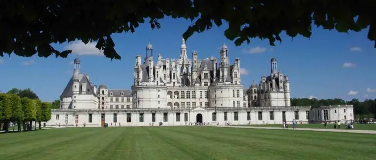 Façade du célèbre chateau de Chambord, emblème des chateaux de la loire