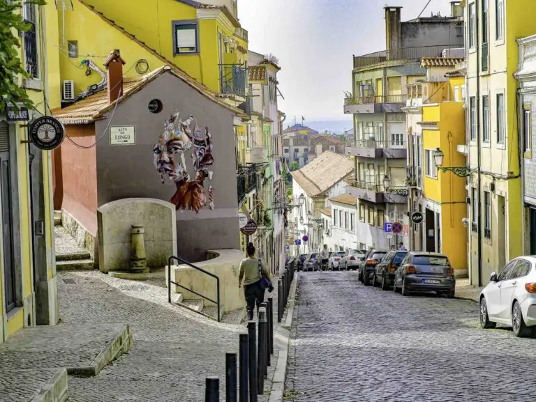 ruelle colorée quartier de Lisbonne où dormir lors d'un séjour