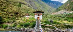 Partir découvrir une destination insolite comme ici avec cette maison seule en plein coeur du bhoutan