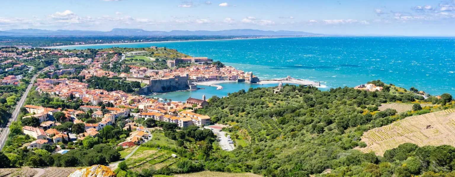 panorama de collioures, une destinations du sud de la france pas cher
