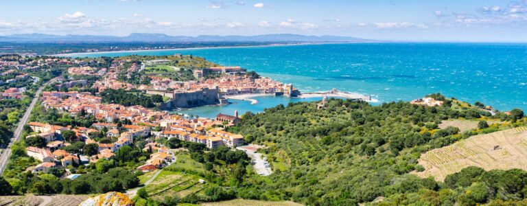 panorama de collioures, une destinations du sud de la france pas cher