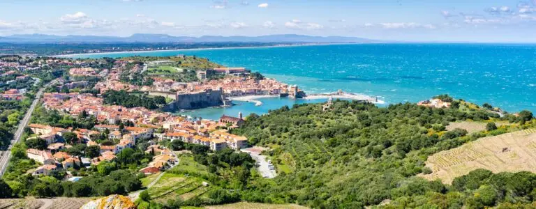 panorama de collioures, une destinations du sud de la france pas cher
