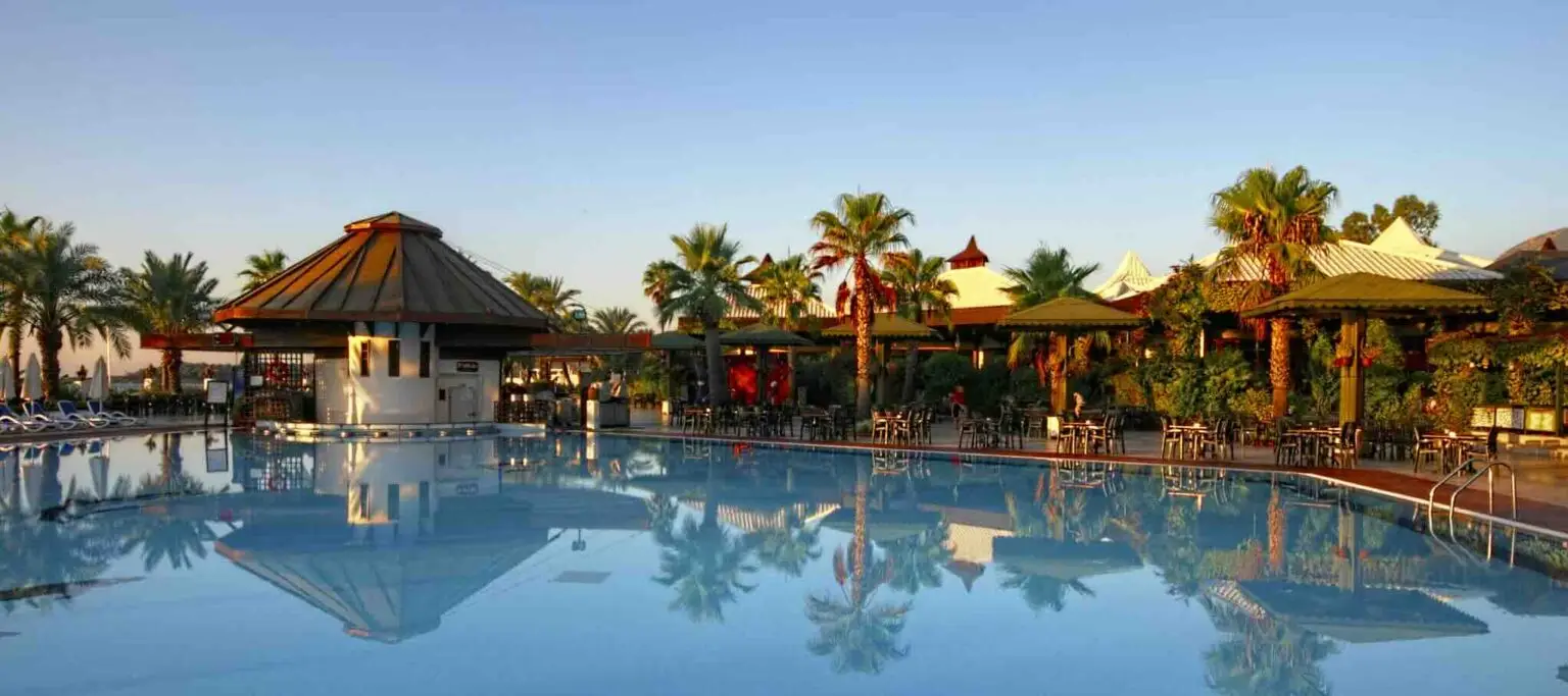 piscine d'un club de vacances famille haut de gamme