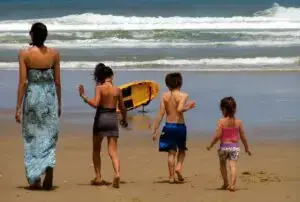 famille avec des enfants en vacances sur la plage pour des vacances en aout