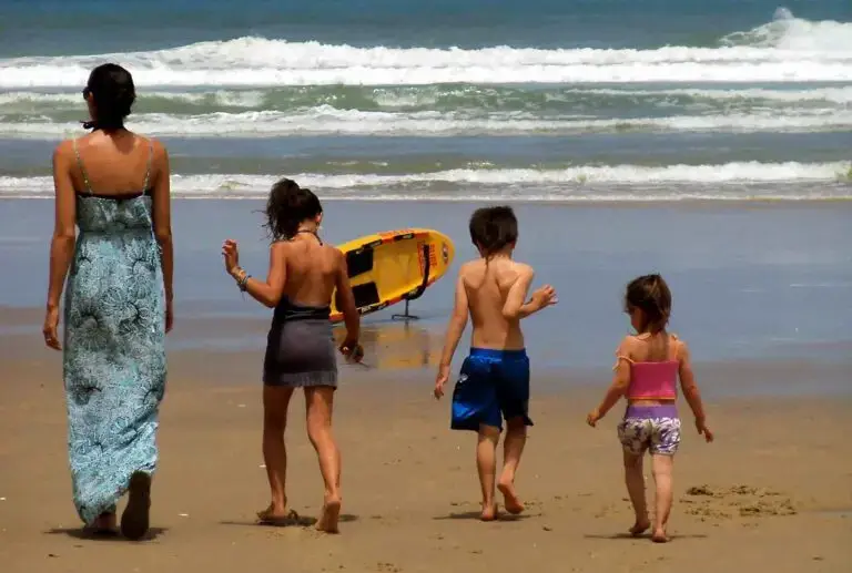 famille avec des enfants en vacances sur la plage pour des vacances en aout