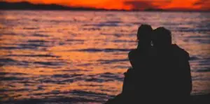 couple devant un coucher de soleil pour un weekend en amoureux