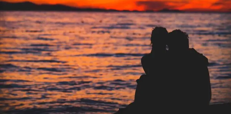 couple devant un coucher de soleil pour un weekend en amoureux
