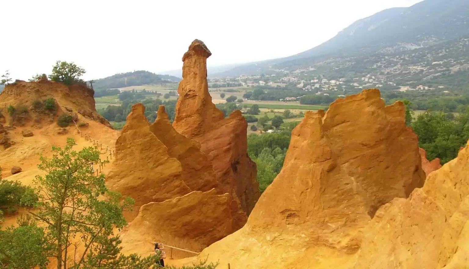 Canyon de rustrel faisant partie des lieux insolites sud de la France