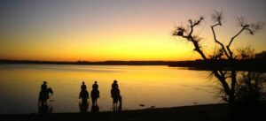 des gauchos à cheval en Amérique du sud