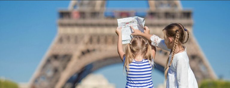 deux filles devant la tour Eiffel pour visiter Paris en famille