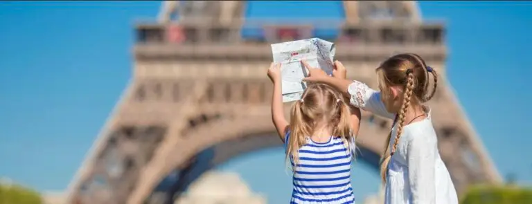 deux filles devant la tour Eiffel pour visiter Paris en famille