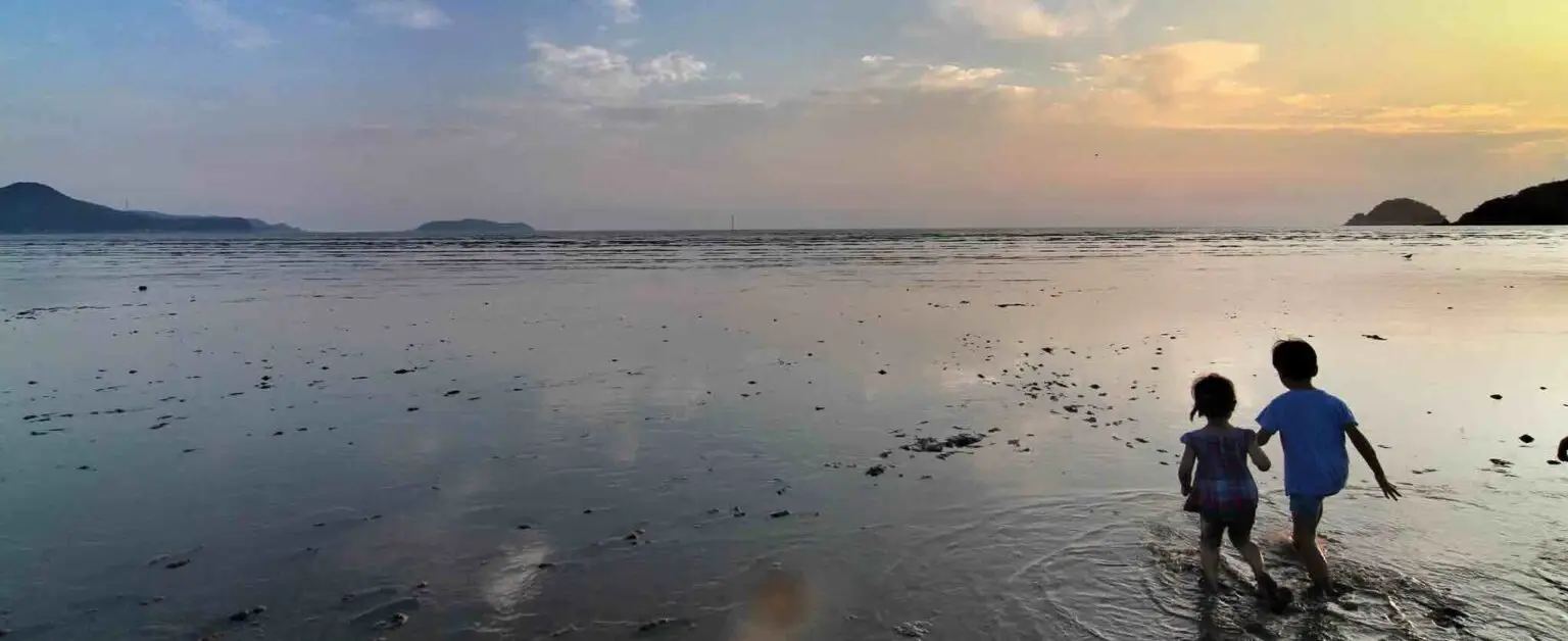 Vacances à la plage en famille au coucher du soleil