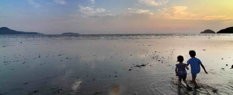 Vacances à la plage en famille au coucher du soleil