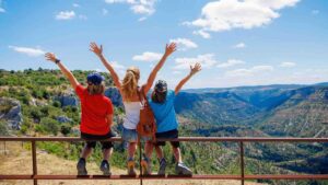 Adolescents et famille devant un paysage pendant les vacances