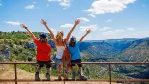 Adolescents et famille devant un paysage pendant les vacances