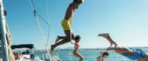 jeunes qui sautent d'un bateau