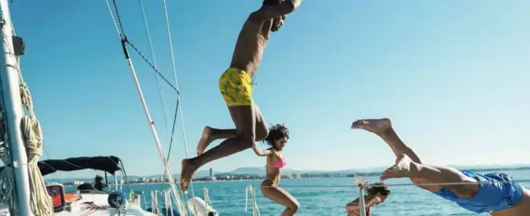 jeunes qui sautent d'un bateau