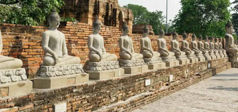 bouddhas dans un temple, un lieu parfait pour un voyage spirituel initiatique