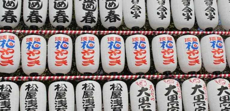 lanternes avec décoration et écritures au japon