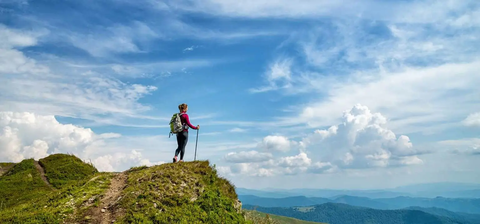 jeune femme lors d'un trek de 3 jours en France
