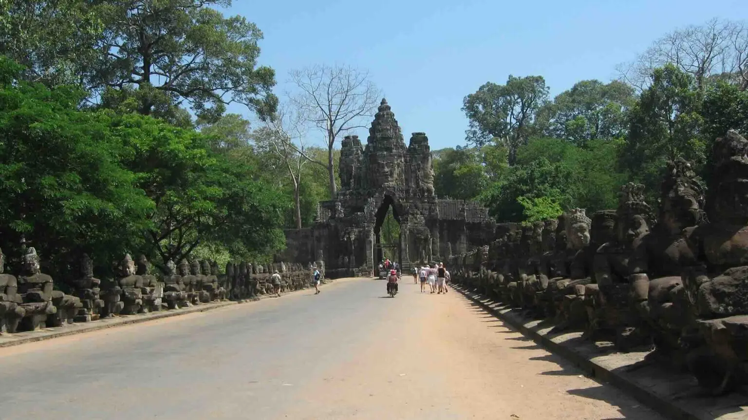 Arrivée au temple d'Angkor lors d'un road trip en Asie