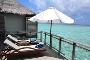 terrasse dans un lagon pour un hotel en all inclusive ou tout compris