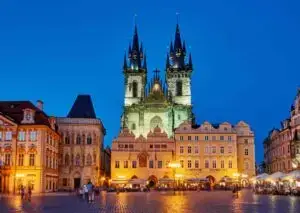 monument de prague éclairé en fin de journée