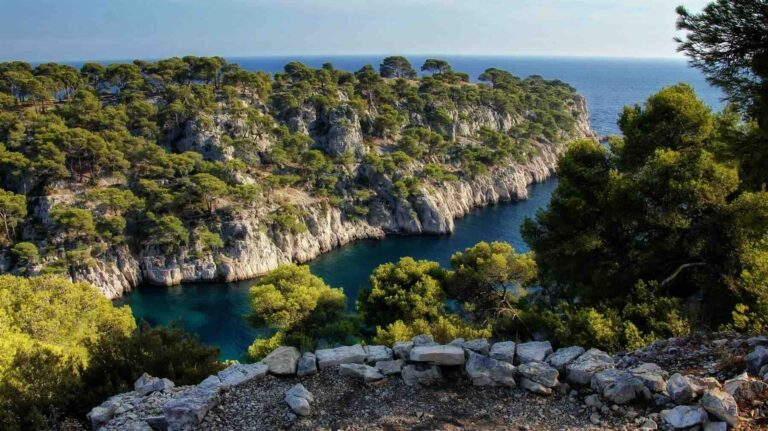 Panorama des calanques entre marseille et Cassis lors d'une randonnée en Provence