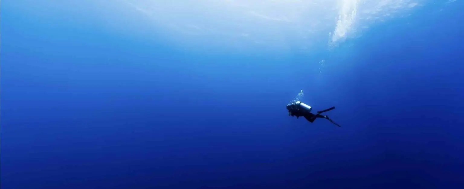 Plongeur en pleine mer dans un des meilleurs spots de plongée au monde
