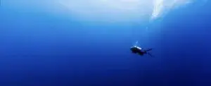 Plongeur en pleine mer dans un des meilleurs spots de plongée au monde