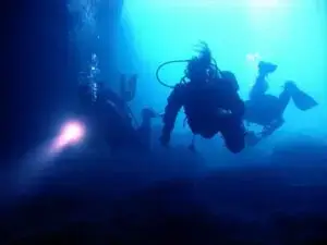 plongeurs dans une cave sous marine dans l'un des spots de plongée Bali
