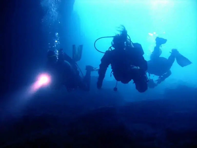 plongeurs dans une cave sous marine dans l'un des spots de plongée Bali