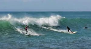 surfeurs sur un des spots de surf de Bretagne