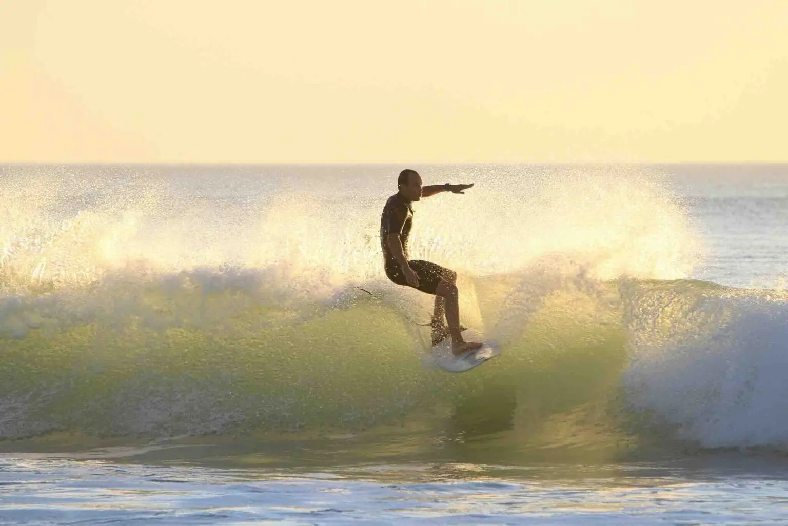 surfeurs dans l'un des meilleurs spots de surf en France