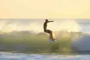 surfeurs dans l'un des meilleurs spots de surf en France